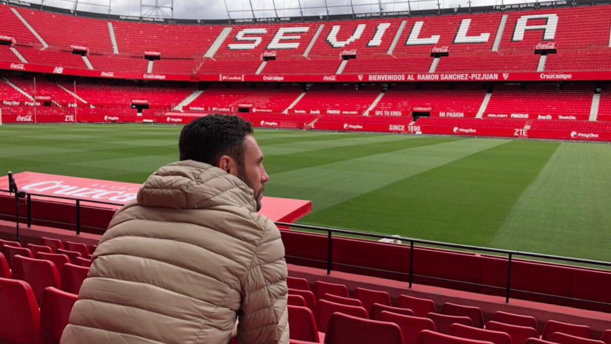 Miguel_layun's tweet photo. Quien conoce Nervión siempre tiene ganas de disfrutarlo más... Terminé la temporada feliz y solo puedo agradecerles por todo su apoyo. 🔴⚪️ https://t.co/W2XlqCwill