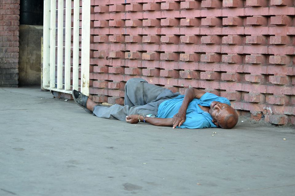 Durmiendo en la calle
Todos en algún momento nos hemos sentido con sueño o simplemente desgana.
