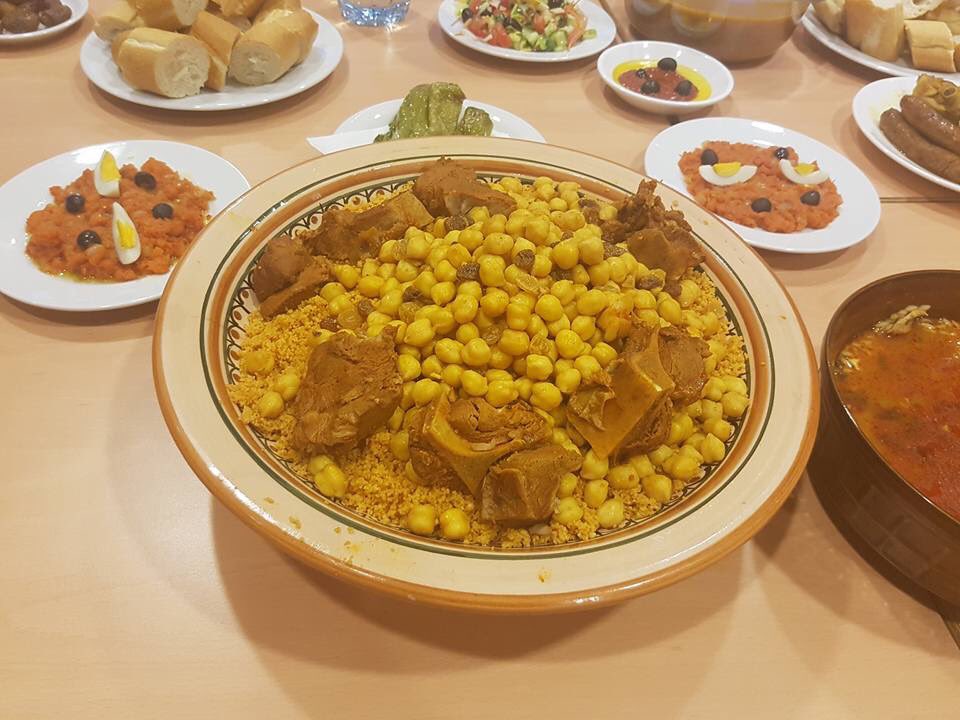 fzo_vl's tweet image. Een geslaagde #multiculturele #iftarmaaltijd met meer dan 200 genodigden georganiseerd door ons lidorganisatie vzw Neapolis te #Gent.  Delegatie van FZO-Vl ook present. Proficiat aan de vrijwilligers van Neapolis voor dit mooie initiatief! #diversiteit #Solidariteit. #19/05/18