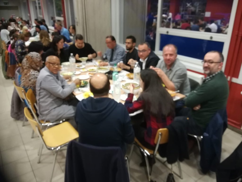 fzo_vl's tweet image. Een geslaagde #multiculturele #iftarmaaltijd met meer dan 200 genodigden georganiseerd door ons lidorganisatie vzw Neapolis te #Gent.  Delegatie van FZO-Vl ook present. Proficiat aan de vrijwilligers van Neapolis voor dit mooie initiatief! #diversiteit #Solidariteit. #19/05/18