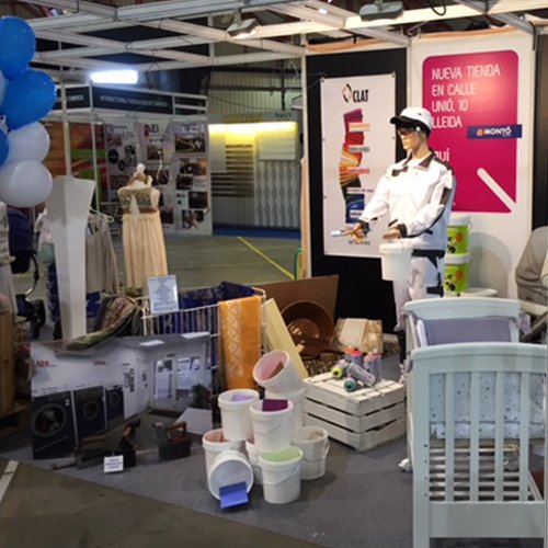comerciofraga's tweet photo. Estamos en la recta final de #Mercoequip2018 y hoy domingo es tu última oportunidad de visitar #Dcompras 🛍️, el stand compartido por 6 de nuestros comercios asociados #AbrilModa #DulceBebeFraga #JuegosySueños #LavanderiaTintoreriaClat #NekaneCalzados y #QuibusBrico ¡Anímate! https://t.co/kDUOmiVZcN