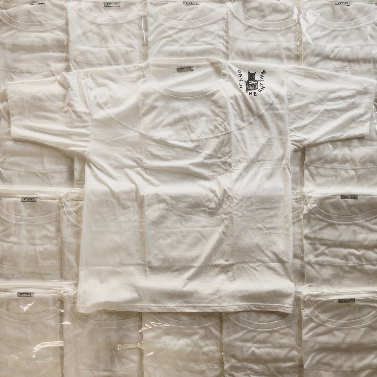 hatha_design's tweet photo. ご予約していただいたコラボtシャツ本日発送を完了いたしました。ツアーファイナルの日までにお届けになるよう切に願います。無理言って無茶な納期の中、頑張っていただいたお世話になっている工場に感謝いたします。
#dayoftherhythm
#nics
#nothingscarvedinstone
#mirrorocean
#tour https://t.co/QGWUA4q0iy