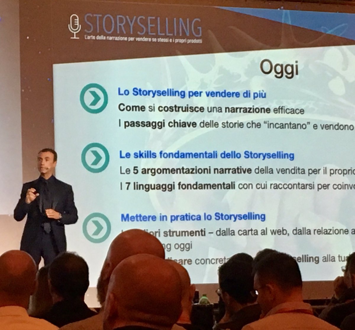 "Non sono qui per darvi le tre parole magiche per vendere. Sono qui per darvi metodi e strumenti per governare le forze del content continum e diventare re e regine dei vostri racconti" inizia così @storyfactor all'evento di @performancestra #artedellanarrazione #storyselling