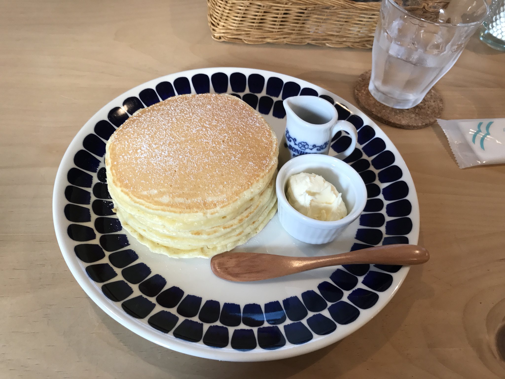 八戸食べ歩き巡り 花水木カフェ 八戸 食べ歩き スイーツ 八戸の田向にある 花水木カフェ パンケーキが3種類ありますが クラシック 高原 森の3品です 私のおすすめは 森のパンケーキです 花水木カフェですが 八戸以外にも 仙台 秋田