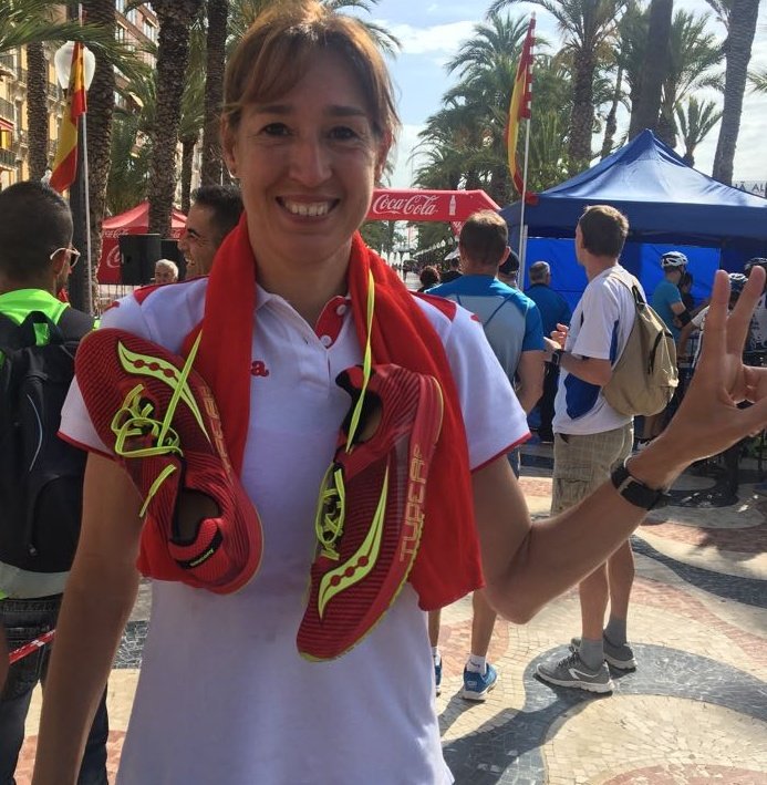JackieMartin74's tweet photo. CAMPEONA DE EUROPA W-40 Media Maratón Alicante 2018 y 1a. de la General!!!!!
Por segunda vez consecutiva me subo a lo más alto del podium en el Campeonato de Europa Máster @SauconySpain #pasionporcompetir #carrerasdeasfalto #Avila #España #RunyourWord @FCBarcelona_cat https://t.co/7iMgruBTcx