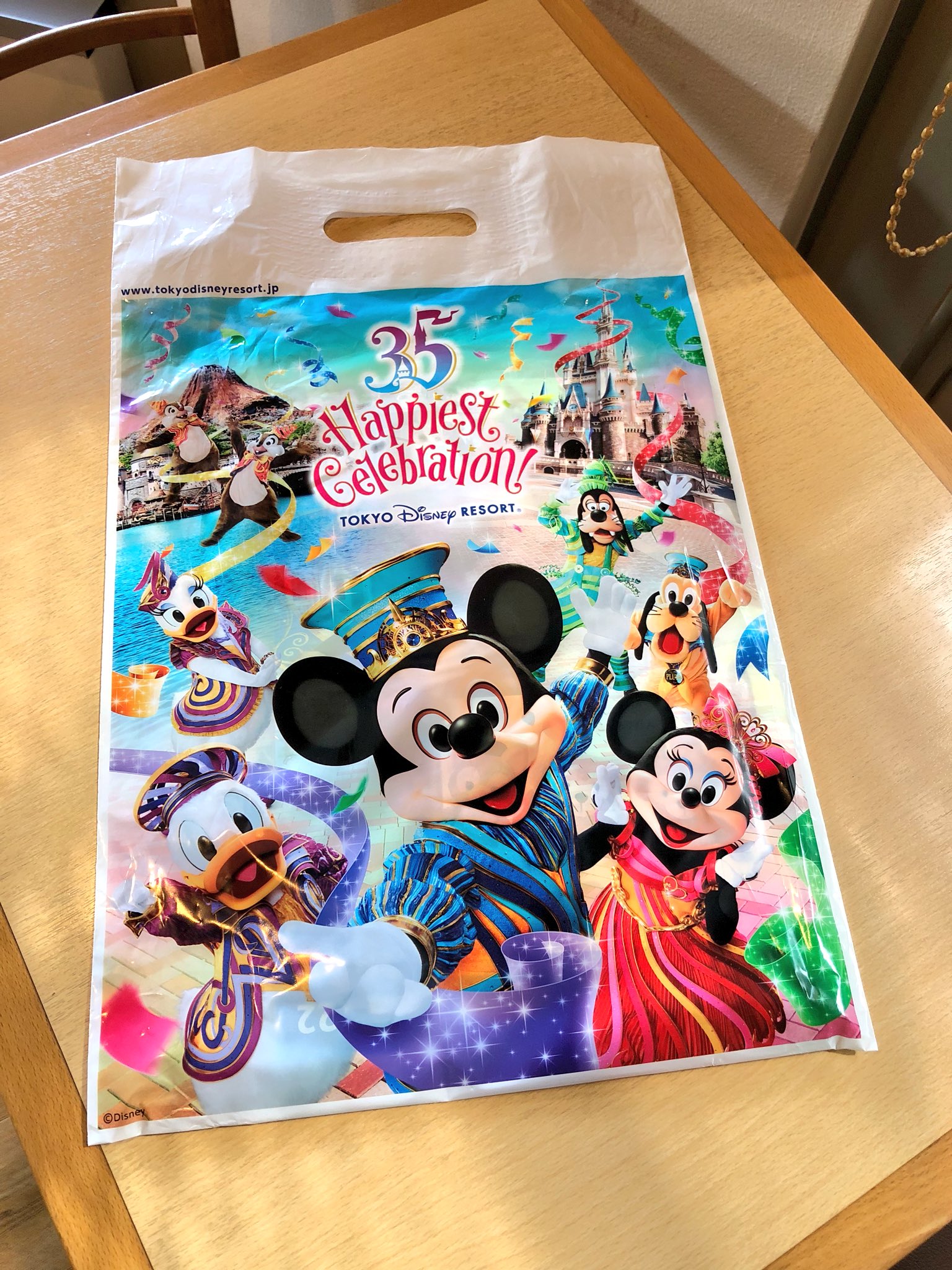 ちゃあ 神戸まつりで貰った ディズニーのパンフレットたち 袋が可愛いだけじゃなくて ジェラトーニワゴンのリーフレットや 塗り絵まで入っていて本当に可愛い アンケートも貰ったから 自宅に着いたら速攻やらなくちゃ ミッキーたちが