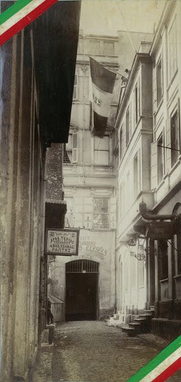 Garibaldi’nin evinin hemen yakınlarında ise iki cephesi İstiklal Caddesi’ndeki Deva ve Perukar çıkmazlarına bakan “Società Operaia Binası” ya da genellikle kurucu başkanının adıyla Garibaldi (binası) olarak adlandırılan bir sosyal merkez bulunmakta. Önceki gün bu yapıyı gezdim.