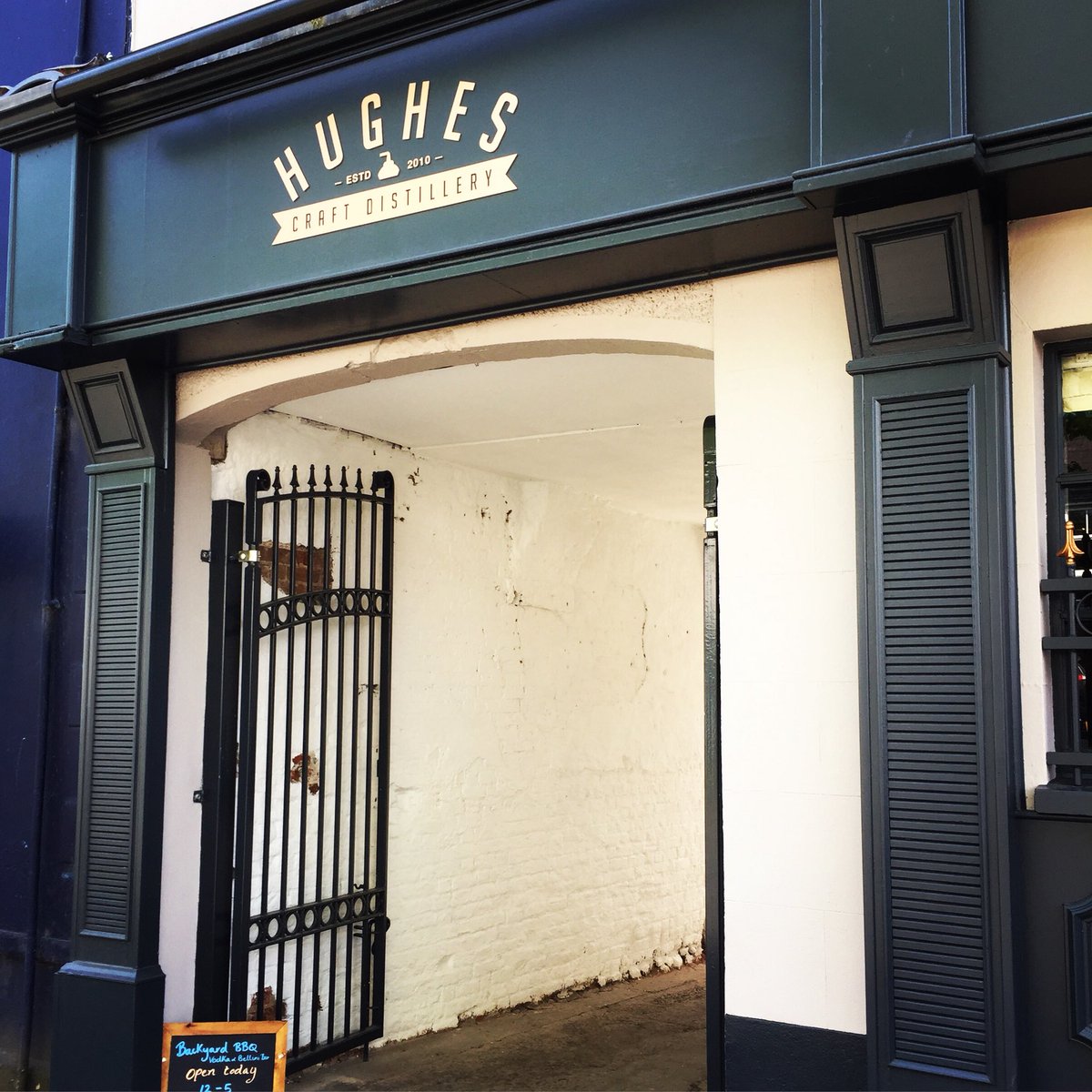 StillHouseMoira's tweet photo. Take a peak through the gates at the natural beauty of our courtyard and walled gardens restored to the splendour of yesteryear.
#HomeOfRubyBlue #CraftDistillery #IrishSpirits #NorthernIreland #WalledGarden #BeerGardenBeyond #GastroPub #HiddenTreasure #ToursComingSoon #GinSchool https://t.co/W7C7MqQytW
