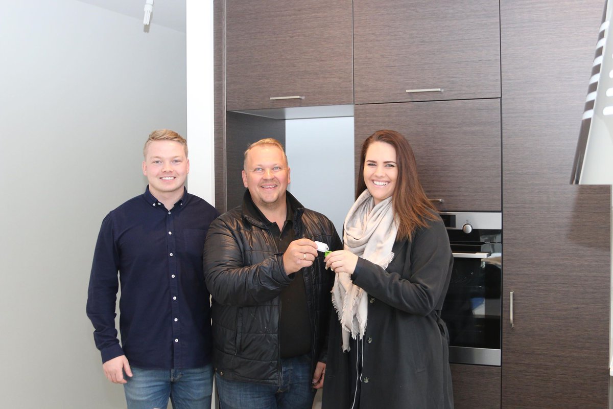 Ánægðir íbúðareigendur fengu afhenta lykla að sinni fyrstu íbúð í Bæjarlind 7 úr hendi Svans <a href="/hvalur9/">Svanur Karl</a> framkvæmdastjóra nú í vikunni #fyrstukaup #viderumuppbyggjandi