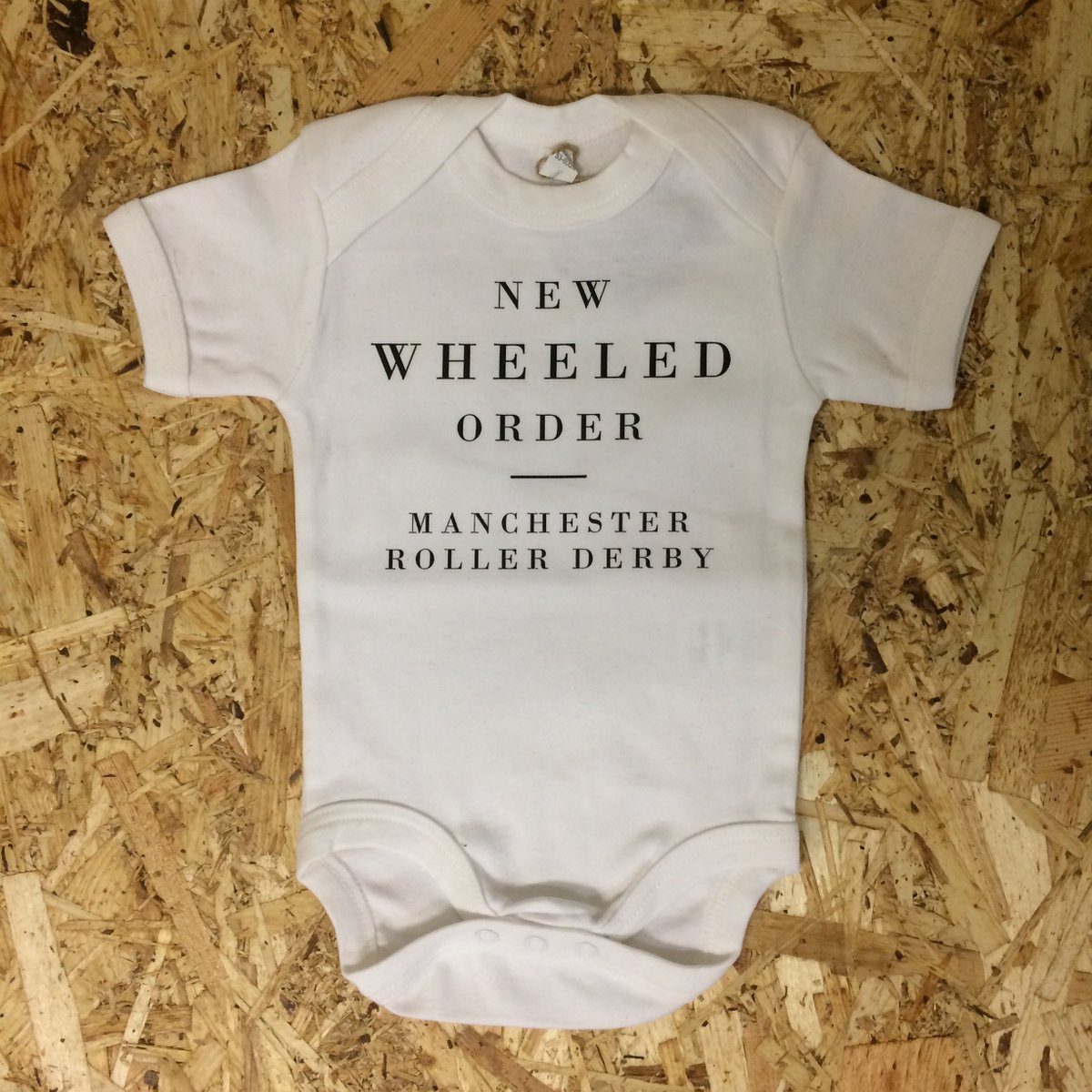 RollerDerbyCity's tweet photo. This New Wheeled Order baby grow is too cute! Wanna get your lil fans kitted out too? Check out our new range of custom baby wear and talk to us about our team logo printing>> https://t.co/VNJiwVyOih #babyrollerderby #babygrow https://t.co/yUqSKKjFTI