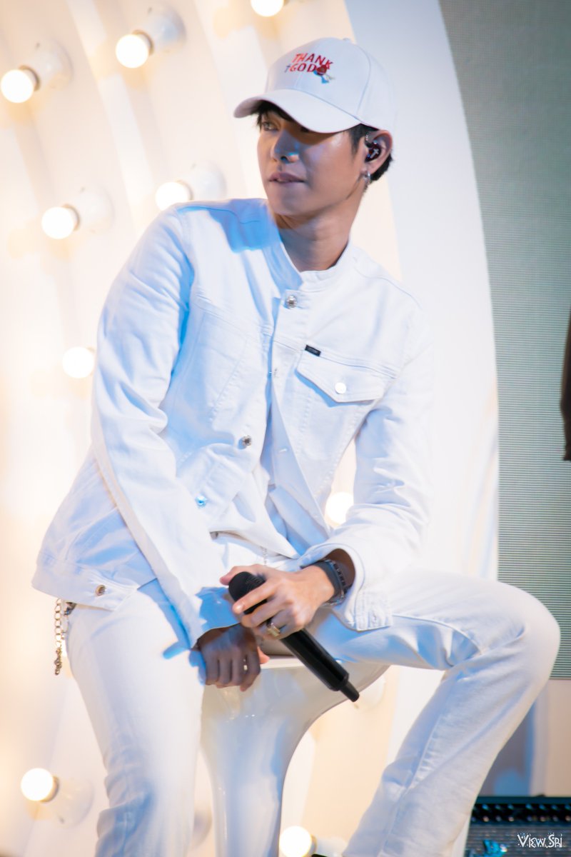 ViewZiiKudpho's tweet photo. ฮาวทู ... กัดปากยังไงให้ดูเซกซี่ 💋💋💋
#เป๊กผลิตโชค
#PeckPalitChoke
#PalitGallery
#KANEBOxPeckPalitchokeConcert
#ViewSri https://t.co/pm0oZD4OmK