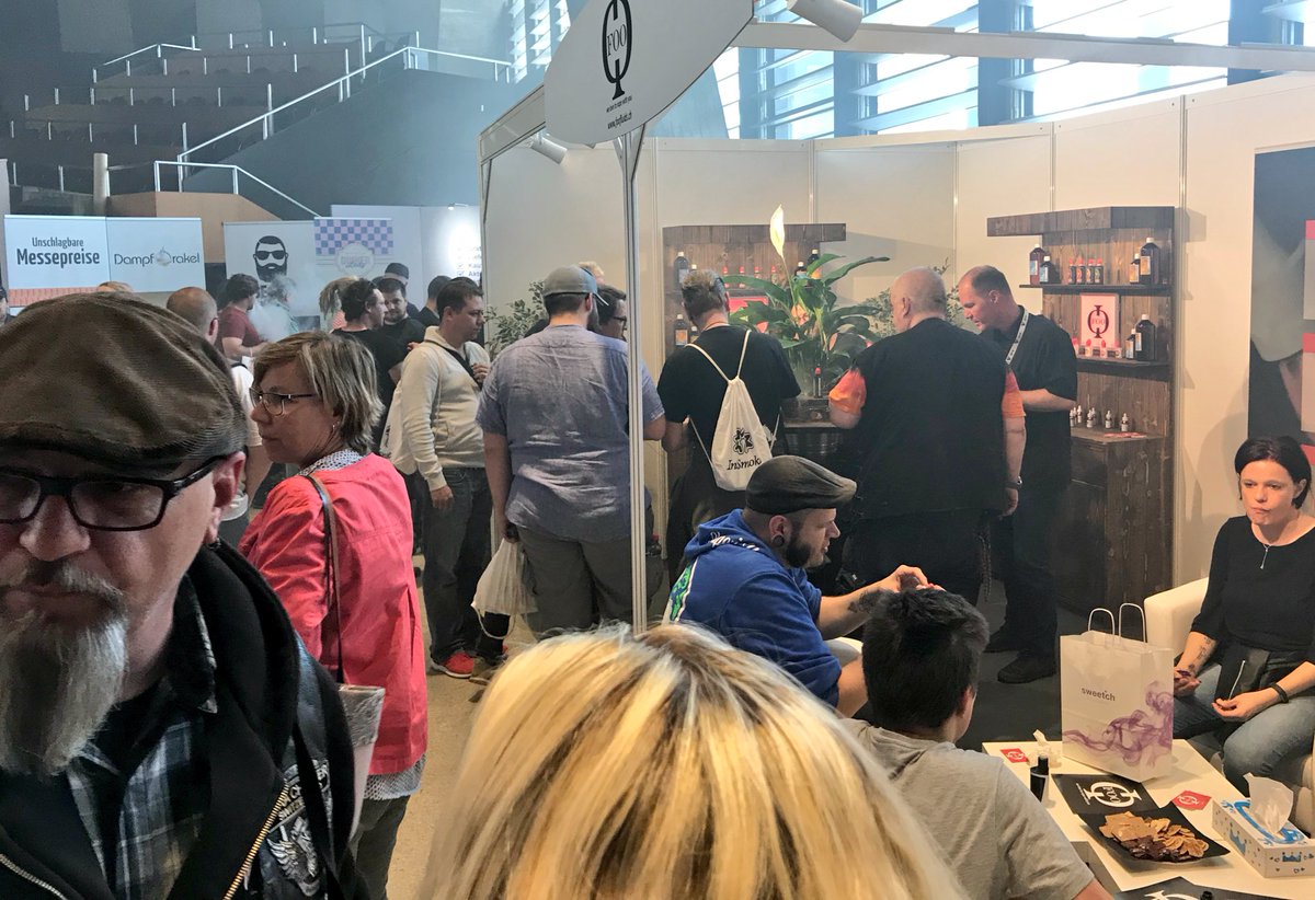 Archerbar3296's tweet photo. Vapecon Biel im Kongresshaus. Die Dampfermesse ist sehr gut organisiert und gut besucht. https://t.co/K3VQTTXI8u