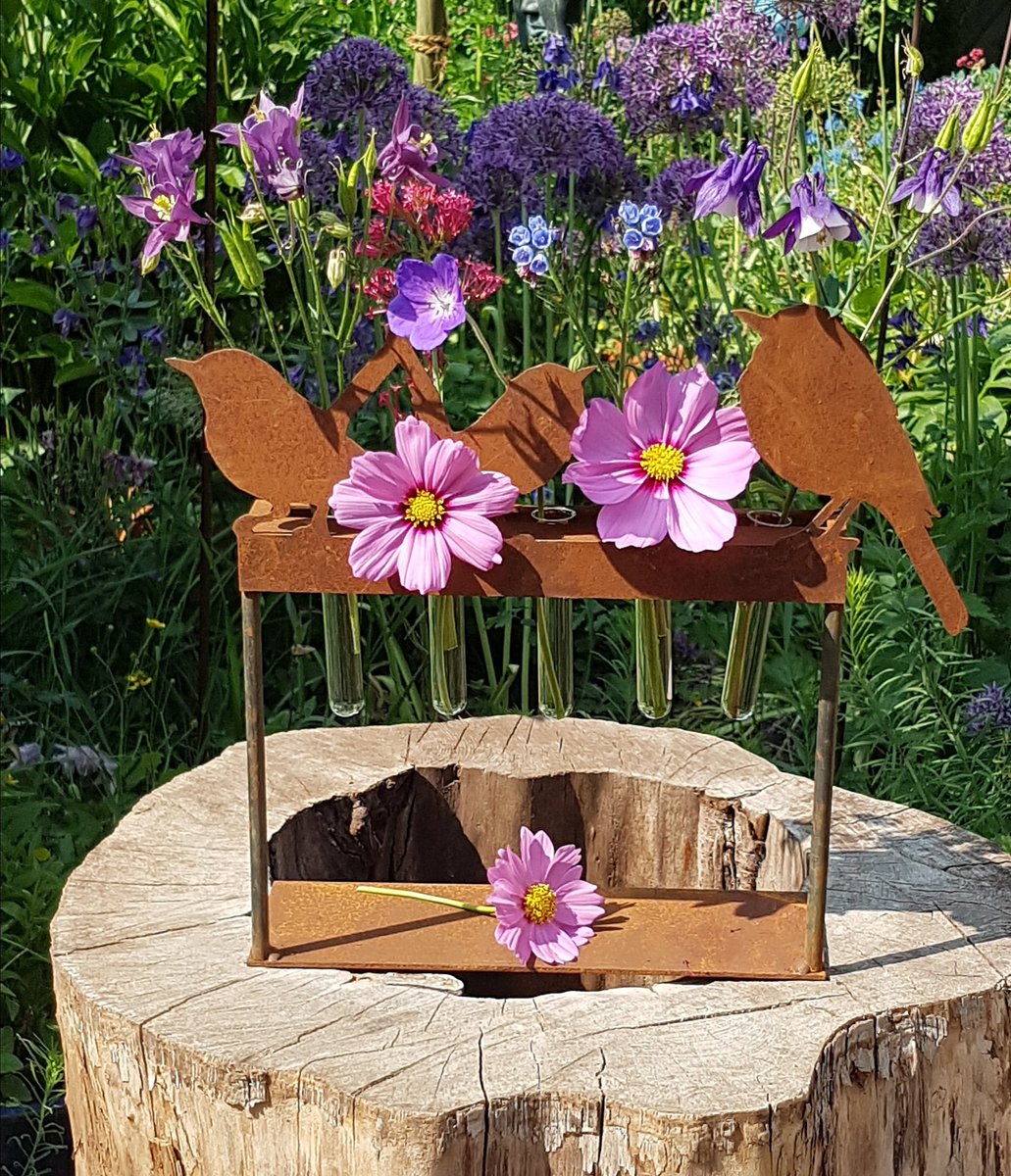 thebusilybees's tweet photo. Schöne und sonnige Pfingsttage!
Beautiful and sunny Pentecost!

#pfingsten #pfingsttage #feiertage #blumen #vase #reagenzglas #sonne #rost #rostdeko #garten #gartendekoration #pentecost #whitsun #holiday #flowers #testtube #sun #rust #rustdecoration #garden #gardendecoration https://t.co/mMbiDeynrd