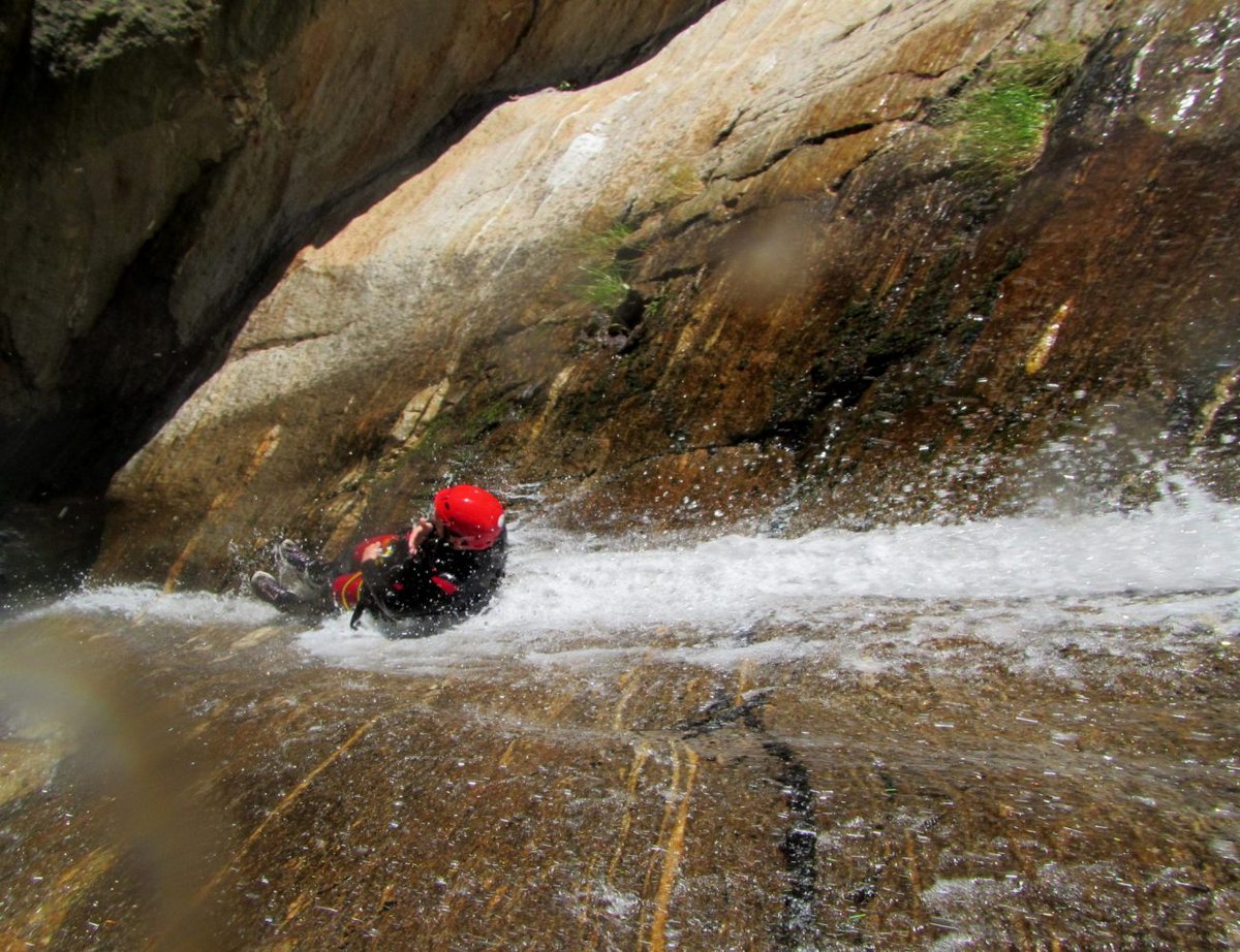 CityguruCard's tweet photo. Divertiti con il #canyoning. Trascorri la tua #domenica al #VerticalTrek. 
Un mondo fatto di acqua e roccia nella natura incontaminata.
Scopri i vantaggi @CityguruCard!
https://t.co/PmOzzQMgfA https://t.co/5S7W6ed6mO