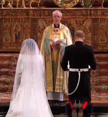 Türkiye’ye gelince;

“O sarayı Erdoğan’ın başına yıkacağız!”

“Müftüler nikah kıyamaz!”

İngiltere’ye gelince;

“Prensle Prenses Papaz’ın önünde diz çöktüler, ne romantik!”

“Ay, ne büyük saray!”

“Vay, düğünün yapıldığı kilise şahane!”

Köksüzleştirilen nesiller.

#RoyalWedding