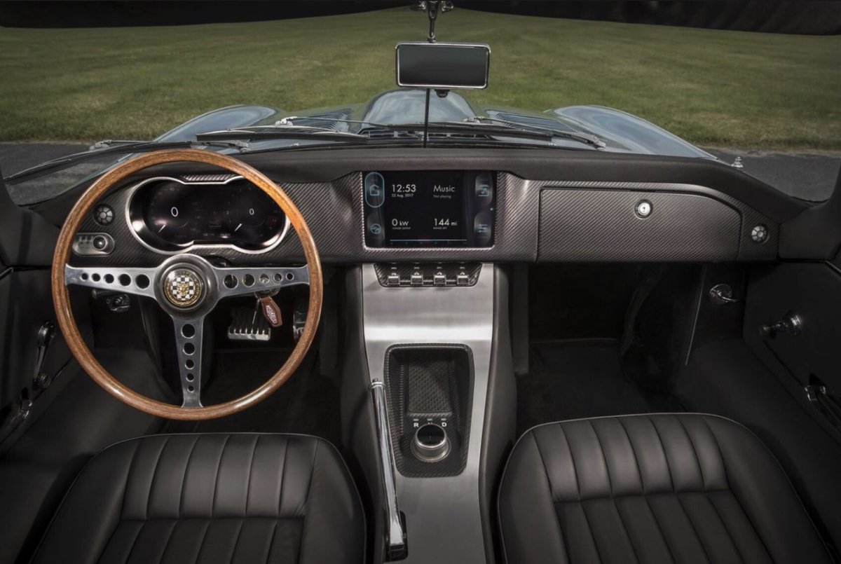 pe__ache's tweet photo. Jaguar a reconverti la mythique Type E en modèle électrique. #HarryMeghan l’ont présenté au monde entier 😍 Avec 300 ch, la Jaguar Type-E Zero est plus rapide que la Type-E d’origine.
#RoyalWedding #Jaguar #TypeE @steffcansell #TypeEzero @almokeur https://t.co/UB3duprhdj