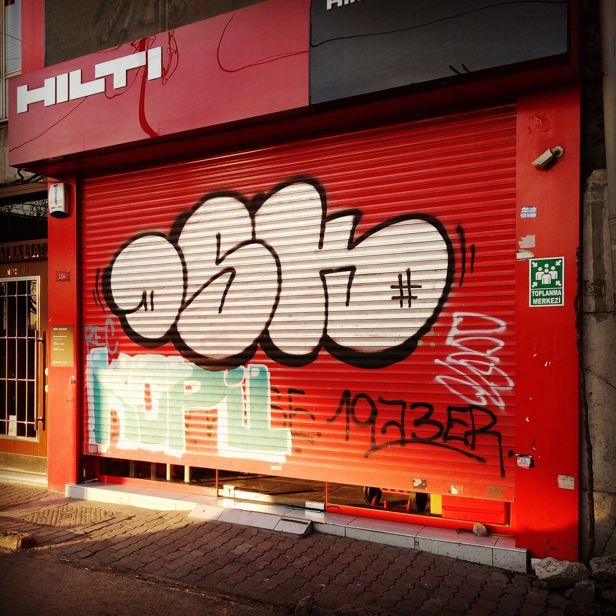 Graffiti76131's tweet photo. Graffiti Karlsruhe #karlsruhe #graffiti #germamy #art #color #walls #urbanart #streetart #spraypaint #lifeact #blackbook #tag #istanbul https://t.co/QnWOOHixjf