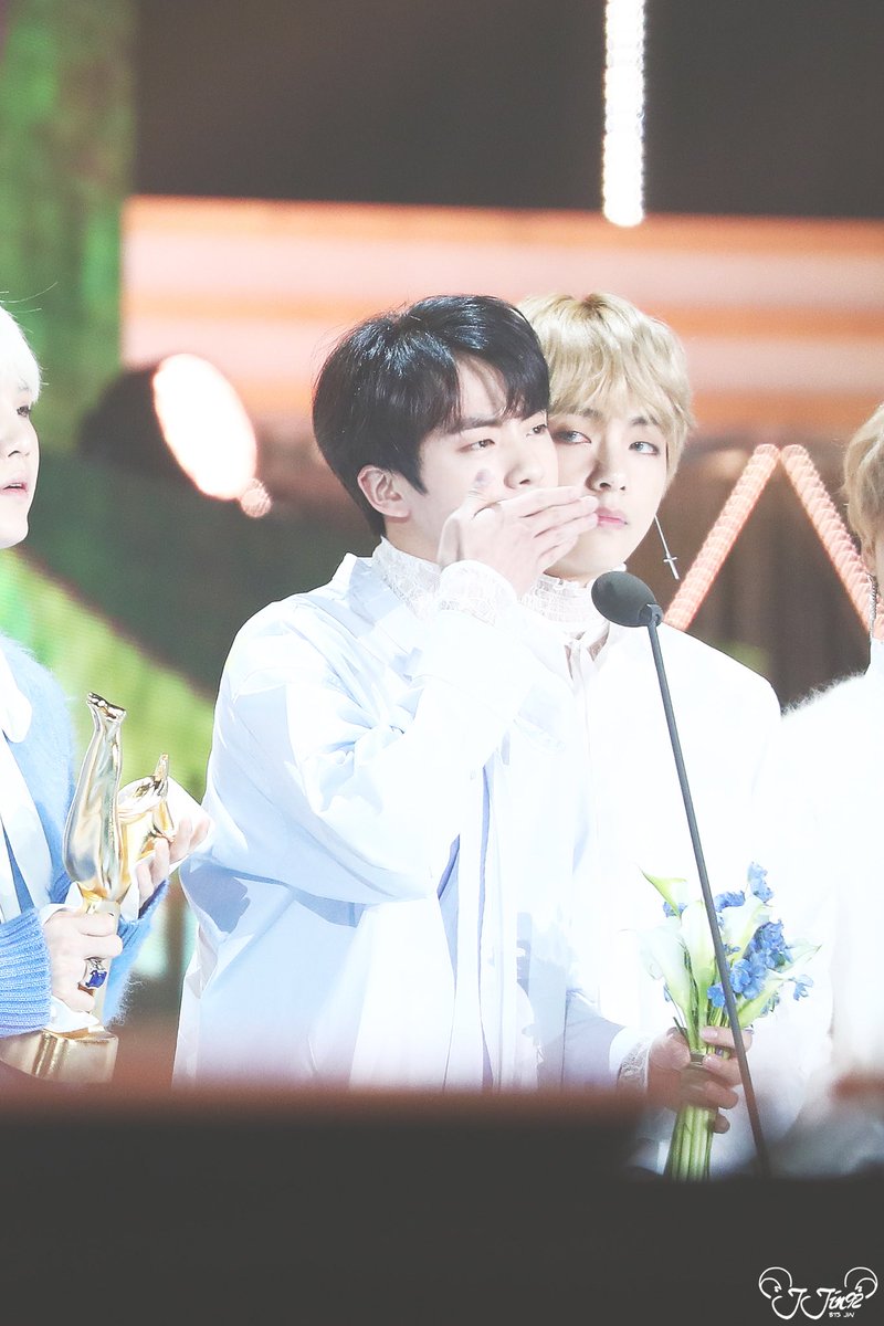 JJin92_'s tweet photo. 180110 GDA
오랜만 @BTS_twt 
#방탄소년단 #BTS #진 #석진 #JIN https://t.co/vTxuCA6txy