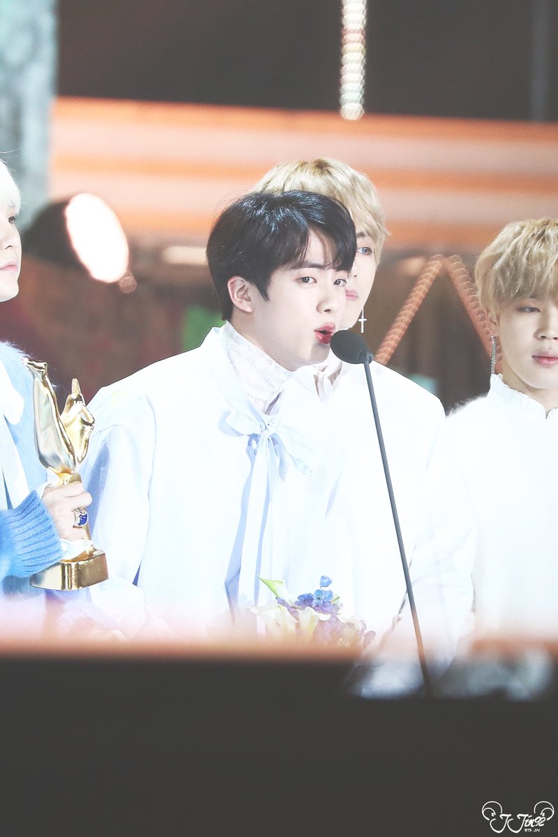 JJin92_'s tweet photo. 180110 GDA
오랜만 @BTS_twt 
#방탄소년단 #BTS #진 #석진 #JIN https://t.co/vTxuCA6txy