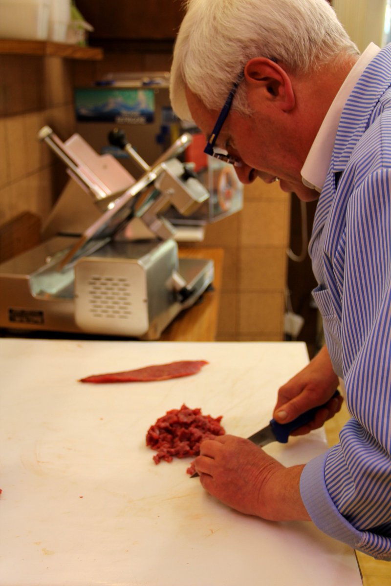 Le_Semeur_Hebdo's tweet image. Michel Roux, artisan-boucher à Pont-du-Château participe aux journées Made in Viande. Rencontre à lire dans notre prochaine édition, d'ici là, le Semeur aura mangé le steak de la photo. #Interbev #MadeInViande #Dégustation #SemeurHebdo