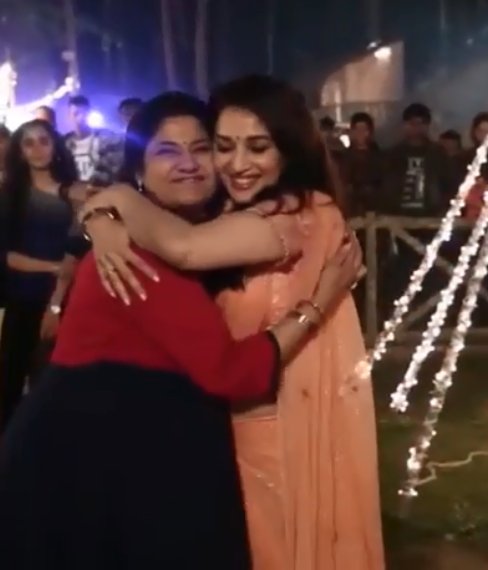 pinkvilla's tweet photo. #BucketList: #MadhuriDixit and #RenukaShahane recreate #LoChaliMain from #HumAapkeHainKoun
https://t.co/l6O9yE0mO5 @MadhuriDixit @renukash https://t.co/RKJ3STf5tu