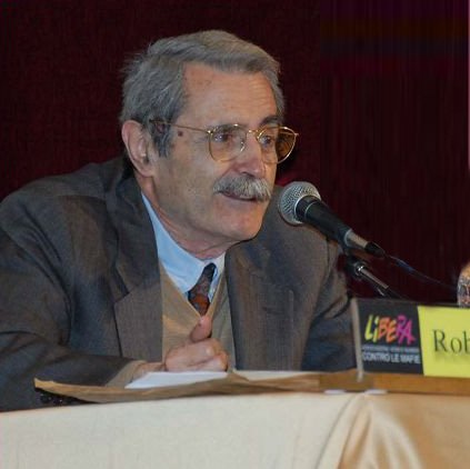 Ci sono diversi modi per impedire di cercare verità scomode per il potere. Le #mafie e le zone grigie li praticano tutti: così #RobertoMorrione fondatore <a href="/liberainfo/">Libera Informazione</a> scomparso il #20maggio 2011. Grazie direttore, senza di te è più difficile ma ci proviamo
liberainformazione.org/2018/05/20/sil…