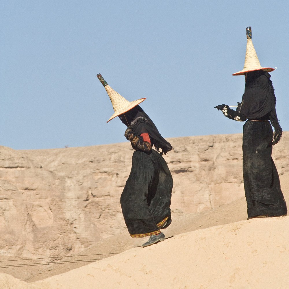 Soniasuponia's tweet image. The madhalla is a traditional hat used in Yemen worn by Hadhramaut female herders and field workers. The hats have a wide circular brim and a peaked top to keep them cool. They have been noted to resemble witch hats.