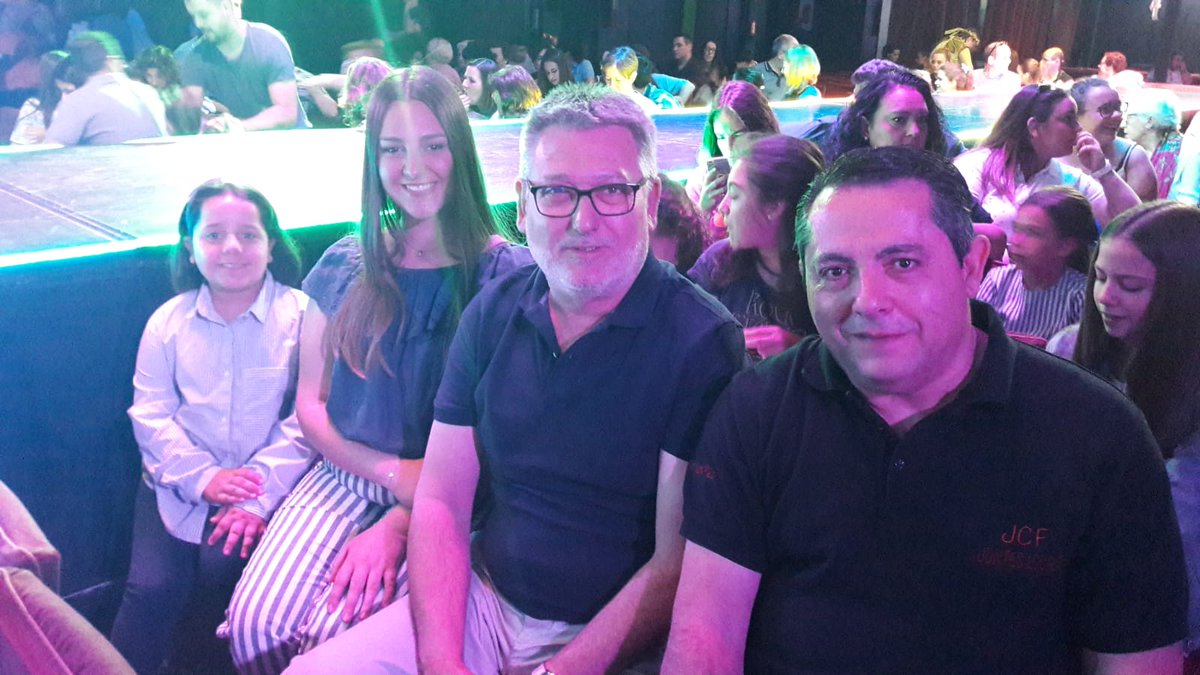 jlfsueca's tweet photo. 🎤🎶Gran actuació de la falla Xúquer  al II Concurs de Playbacks de JCF🔝🔝 #juntsMolemMés #moltaSort #fallaxuquer https://t.co/kQIqkHM3Yh