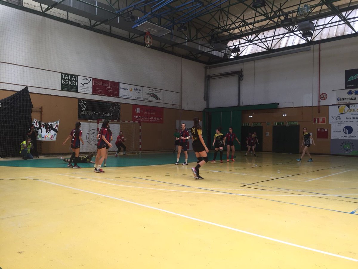 balonmanomarni's tweet photo. 🤾‍♀️ CADETE FEMENINO
🏆 SECTOR NACIONAL “C” @RFEBalonmano 3er Partido.
⏱ Final del partido con VICTORIA por la mínima para las chicas de @Anitiin 
      @LUDbmmarni 23
      @LagunakBM 22
🎙️ #marniforça #ludbmm #somosunequipo 🔵🐸🔴 https://t.co/WKX8a4AJ8o