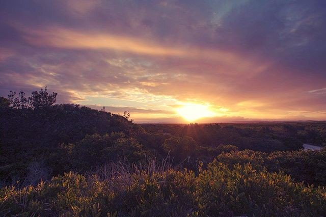 Reposting @maverick_y_pita:
.
.
.
.
.  #stunningview #stunning_shots #stunning #stunningsunset #amazingview #amazingsunset #sun #sunsetlovers #sunsets #colorfulsky #sunsethunter #sky #sky_captures #beautifulsky #beautifulsunset