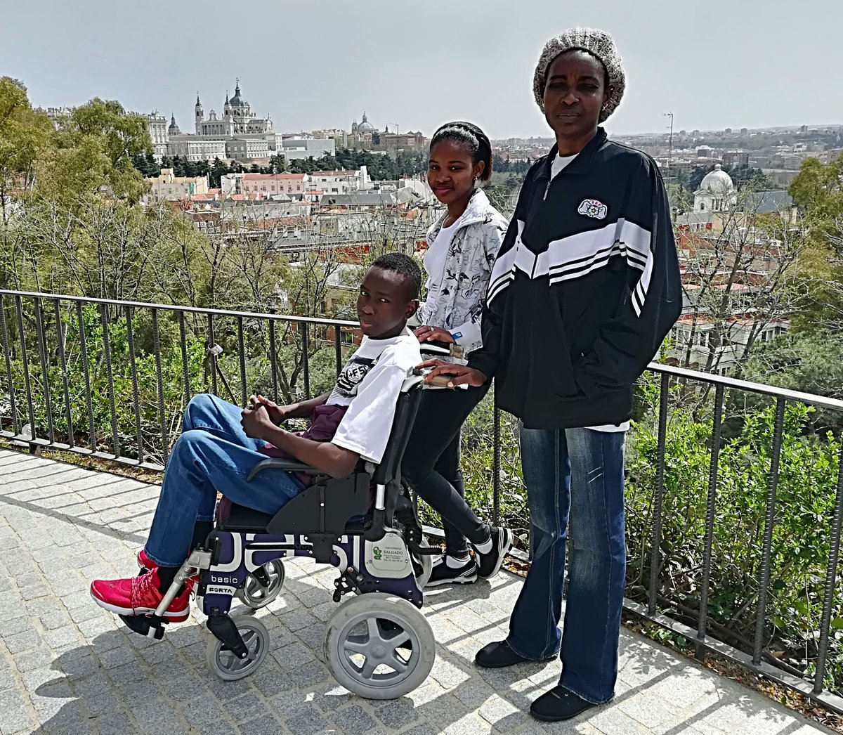 RecoverInfo's tweet photo. ¡Buenas noticias de nuestros pacientes africanos en España!
🔸Alizeta se opera el próximo martes
🔸Sidiqui ya ha vuelto a Sierra Leona
🔸Abdel vuelve a rehabilitación
🔸Béatrice siente los primeros resultados
🔸Aminata y Philoméne han llegado a España
A estas 7 vidas, ¡suerte! https://t.co/NraPFbnXFs