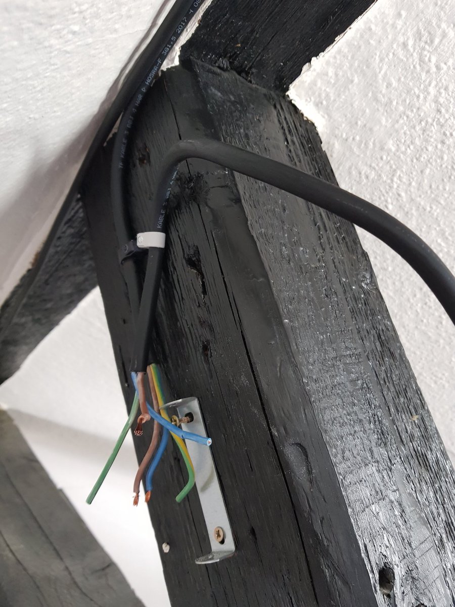 Speakershocker's tweet photo. Wieder zugeschlagen, heute ist Lampen anbringen angesagt. #Philipshue 13 und 14 ist es dann inzwischen. Mehr Licht und weniger Hitze πππ #Licht #Technik #Speakershocker #SPS #Hue #philips #philipslight https://t.co/XOOdzt4N4S
