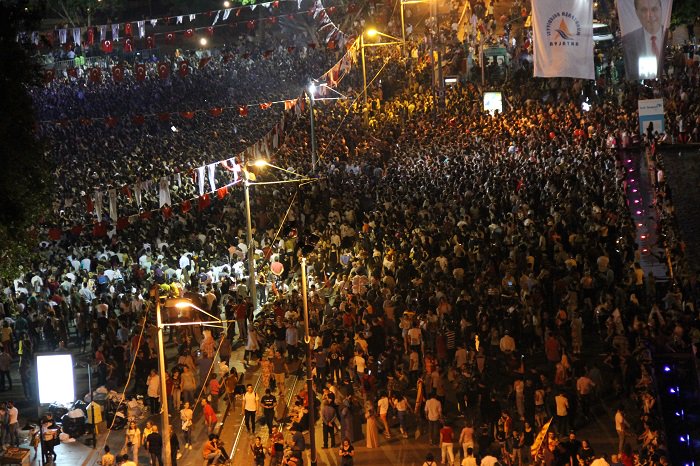 HaberMaki's tweet photo. Antalya'da gençlik 19 Mayıs'ı Duman konseriyle kutladı https://t.co/vKj3n3M8yD https://t.co/DmIVAi4Zys