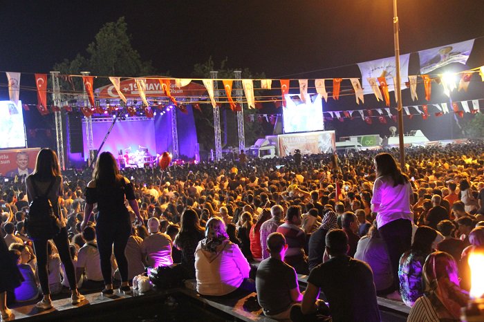 HaberMaki's tweet photo. Antalya'da gençlik 19 Mayıs'ı Duman konseriyle kutladı https://t.co/vKj3n3M8yD https://t.co/DmIVAi4Zys