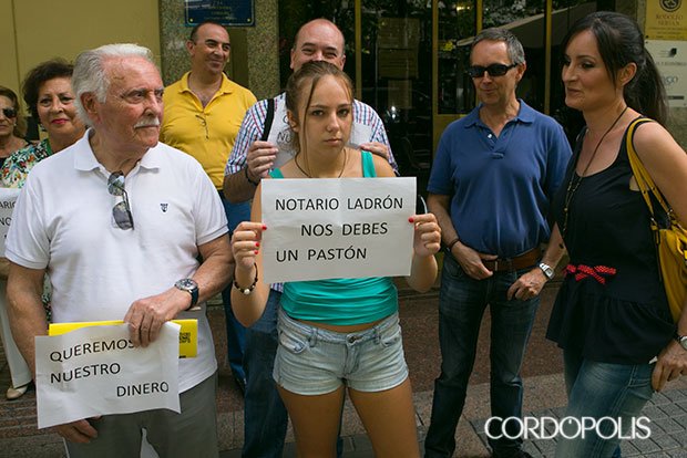 El notario Carlos Alburquerque se sienta en el banquillo por apropiación de 373.000 euros cordopolis.es/2018/05/20/el-…