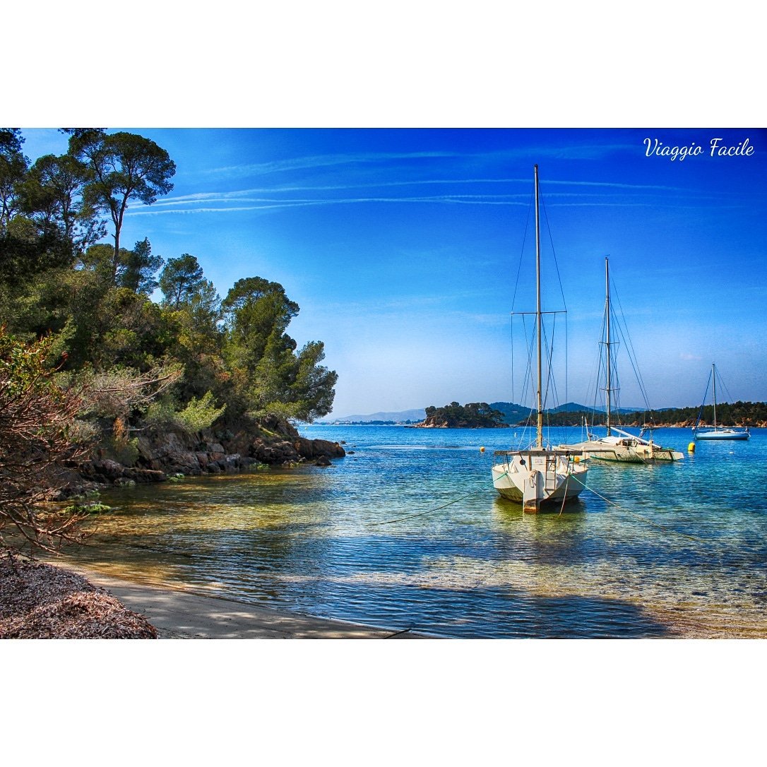 Viaggiofacile's tweet photo. Le spiagge di Bormes-les-Mimosas si scoprono camminando sul sentiero costiero 💙 https://t.co/jXTm5Pwu3H