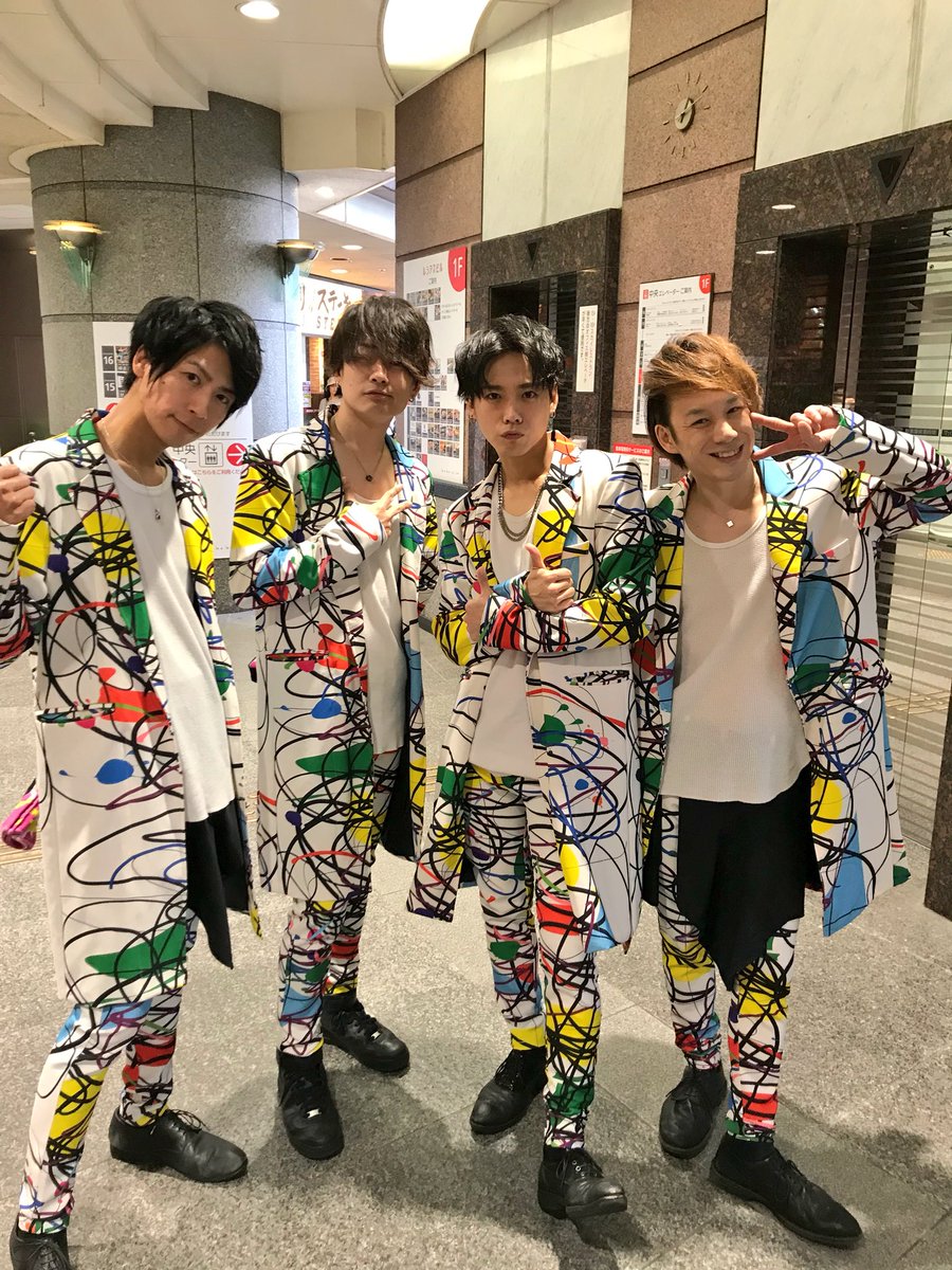 WITH_EZO's tweet photo. 本日のあべのルシアスでのインストアをご覧下さった皆様、誠にありがとうございました！

本日共演した #Two_Side_RAY さん、 #BOMBOY さん、そして明日一緒に3MAN開催の #NEVA_GIVE_UP さん、 #CLOWNS_CROWN さん、ありがとうございました！

明日はいよいよネバギブ×CC× EZO 3MAN大阪公演です😳✨ https://t.co/sqgLhF2iiF