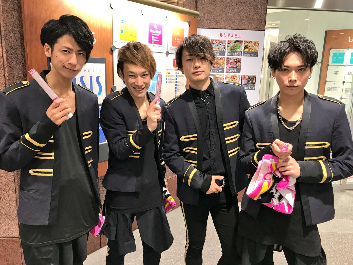 WITH_EZO's tweet photo. 本日のあべのルシアスでのインストアをご覧下さった皆様、誠にありがとうございました！

本日共演した #Two_Side_RAY さん、 #BOMBOY さん、そして明日一緒に3MAN開催の #NEVA_GIVE_UP さん、 #CLOWNS_CROWN さん、ありがとうございました！

明日はいよいよネバギブ×CC× EZO 3MAN大阪公演です😳✨ https://t.co/sqgLhF2iiF