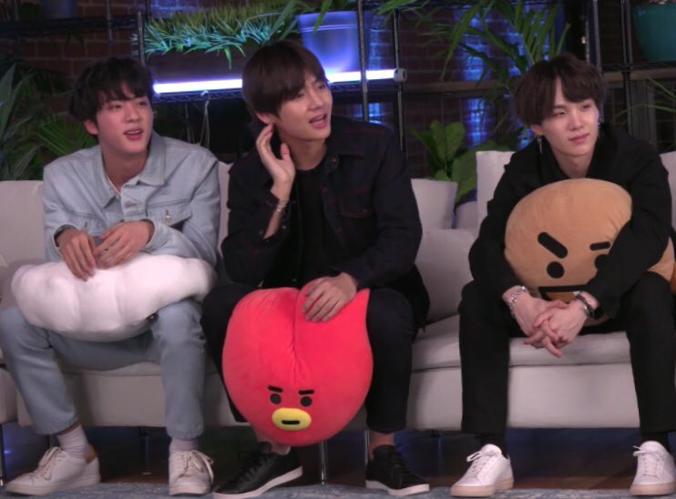 nanatti0730's tweet photo. #IVoteBTSBBMAs
@BTS_twt 
挟まれてるTATAの顔じわる😂
ノムキヨオー！！！ https://t.co/qIKOiwq0nO