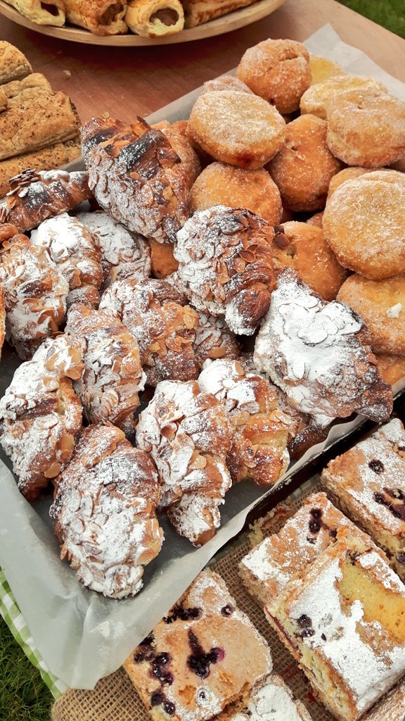 SpringT1de's tweet photo. @oxfordsbakery in the #producers #marquee #SpringTide18 #bread #cakes #dorsetlardycake #lookinggood #tastesensation #dorsetfoodanddrink
#foodfestival https://t.co/0QDltM8fTL