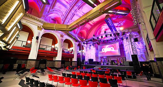 NORWICH!! i’m on my way to you on your lovely british rail system. i’m playing at the <a href="/NNFest/">Norfolk & Norwich Festival</a> tonight at OPEN  - and it’s the only standing-room only gig of this tour. HYDRATE. STRETCH. it’s gonna be a marathon of standing - the show is over 3 hours. xxx