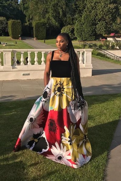 ปริยันกา โชปรา ซูเปอร์สตาร์บอลลีวูด และเซเรนา วิลเลียมส์ โพสต์ภาพของพวกเธอก่อนที่จะเดินทางเข้าร่วมงานเลี้ยงฉลองพิธีเสกสมรส ดยุค-ดัชเชสแห่งซัสเซกส์ในช่วงค่ำ โชปราสวมชุดราตรีจากดิออร์ ส่วนวิลเลียมส์สวมชุดของวาเลนติโน