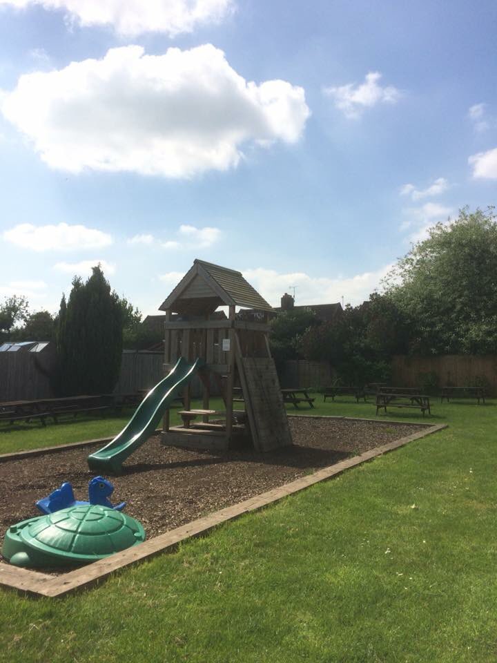 TiddingtonCrown's tweet photo. Head over to our glorious beer gardens and enjoy a fruity cider or maybe a Pimms? Let’s make the most of the sunshine 🌞🎉🍾😍🌞 #eatlocal #Tiddington https://t.co/0iXamyYICk