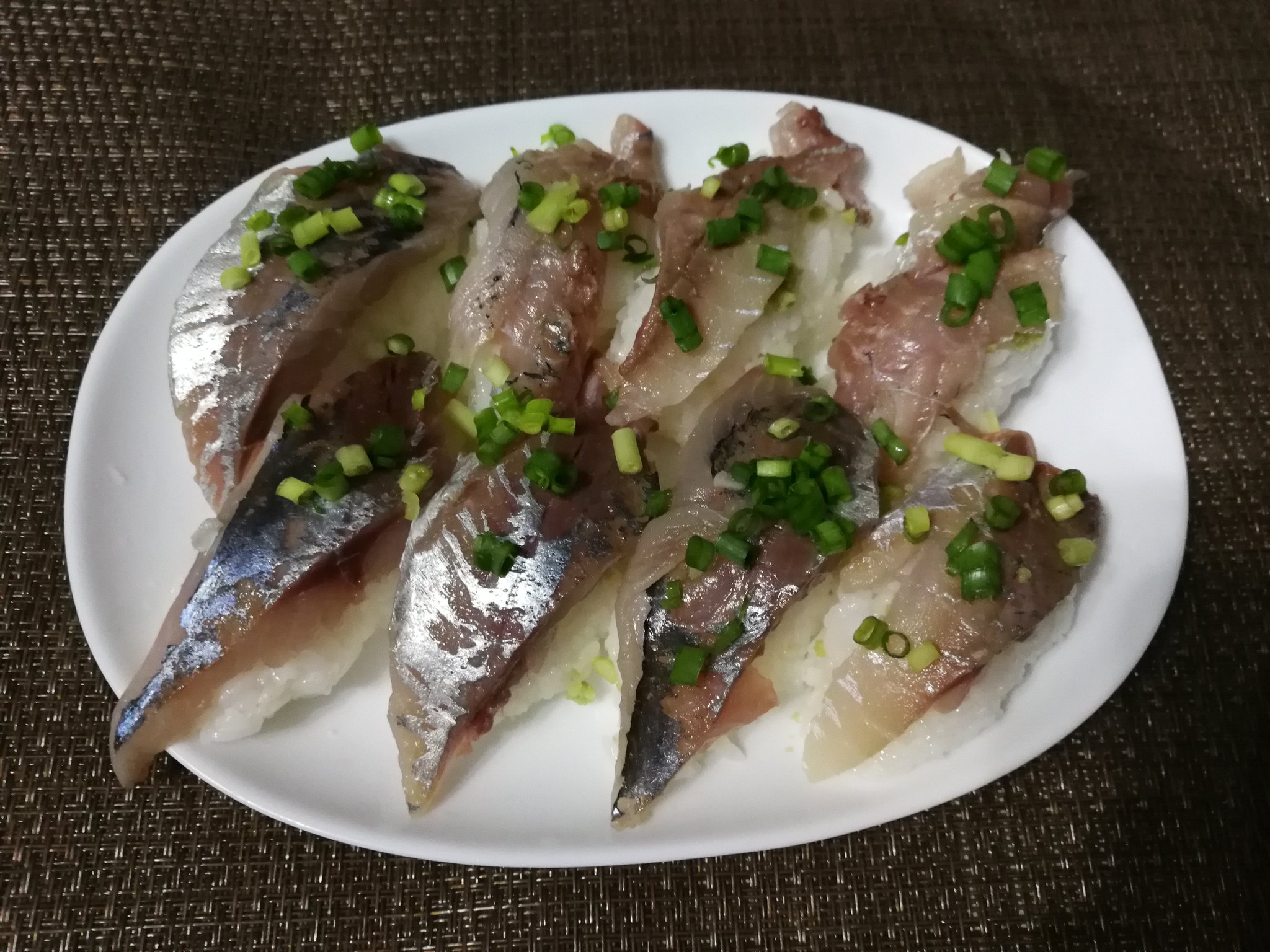 تويتر 高橋典幸 على تويتر 生アジを3枚におろして アジの握り鮨を作りました アジ2尾から8貫 美味しい アジの握り 鯵 家で握り寿司 家飯 手料理 家呑み T Co Mznfngiybl