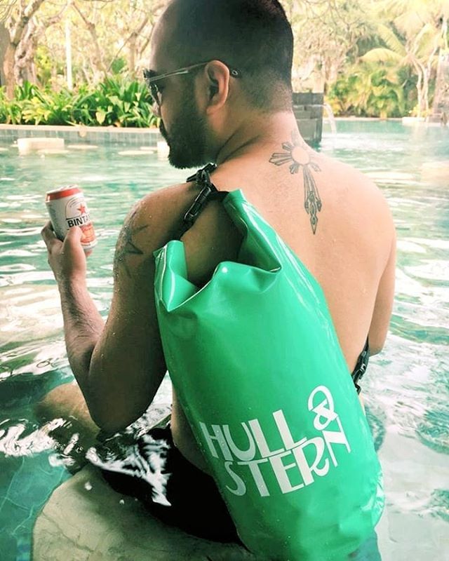 Hull_Stern's tweet photo. Beer-in-hand-pool-side kind of weekend π with @wrongcruise #bali #hullstern #travelinghullies https://t.co/ImCB38Za31 https://t.co/lM0xmg7XyO