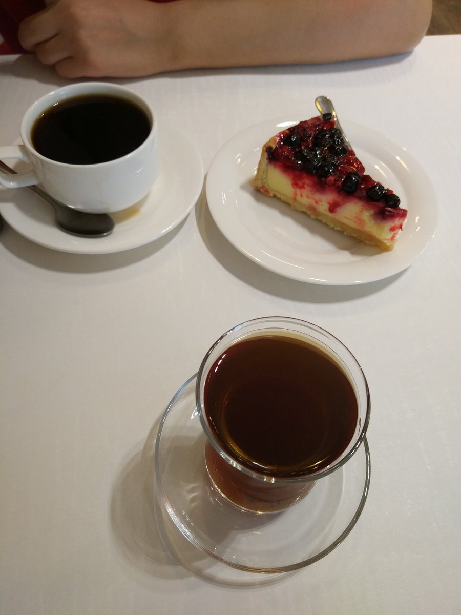 Tahirson's tweet photo. Fizuli küçəsində yerləşən "Boğça" kafesi:
Giləmeyvəli çizkeyk - 2.80 azn
Americano - 1.60 azn
Çay - 0.50 azn
#krizis #kasıbblogger https://t.co/6eFE1t9t8F