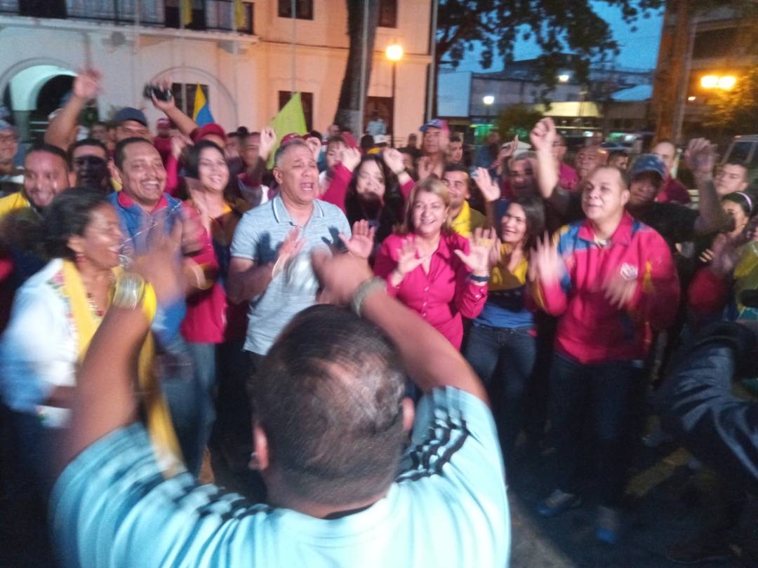 MariaVallenil15's tweet photo. Desde Monagas los Hijos de Chavez junto a nuestra Gobernadora @yelitzePSUV_ al toque de diana listos para defender la Patria y lograr la Victoria contundente de nuestro Presidente @NicolasMaduro con @dcabellor @erbe @dipcarlosf99 @vicent_carvajal https://t.co/8SZ31YDGhH