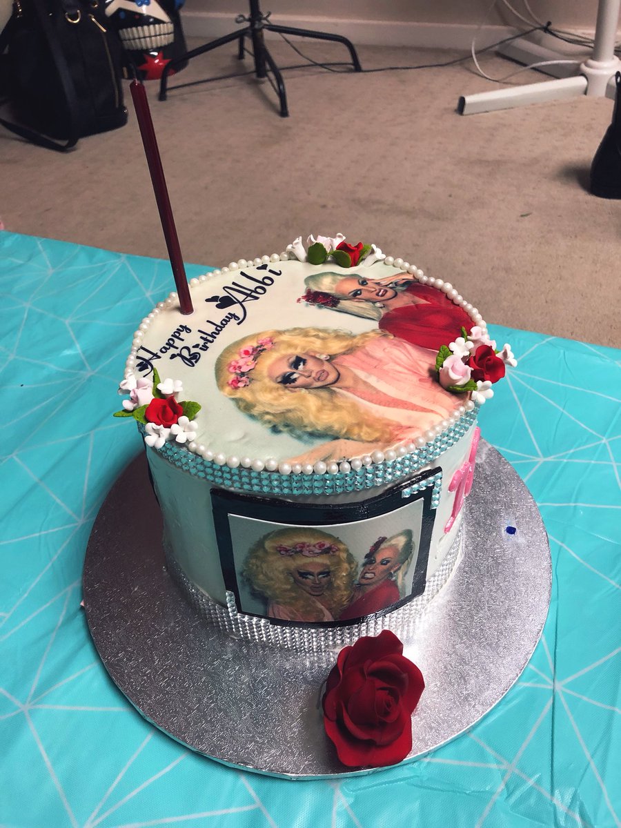 bbiiabb's tweet image. mum got me a cake with @trixiemattel and @katya_zamo on it for my 18th birthday and they were scrumptious