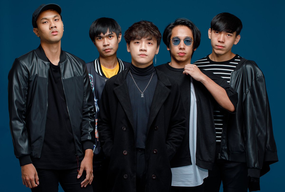 threemandown's tweet photo. ยังไม่เคยแนะนำตัวอย่างเป็นทางการสักทีเลย ขอใช้พื้นที่นี้แนะนำตัวเลยละกันนะครับ
เรียงจากซ้ายไปขวา
ตูน มือกีตาร์
โอม มือเบส
กิต ร้องนำ
เต มือกลอง
เส็ง ซินธิไซเซอร์
พวกเรา #ThreeManDown ขอฝากตัวด้วยคับ
#Bandlab #GeneLab https://t.co/HX7ThsQ3Xv