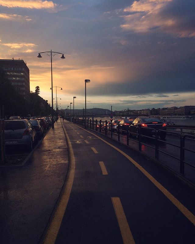 PalsHostel's tweet photo. everything is so beautiful after the rain 💧💦☔️🌇 #sunset #summerrain #rain #skyporn #budapest #budapestagram #travel #travelgram #potd #hostellife #palshostel #budawalks https://t.co/HLbt9KnYVV #Budapest #palshostel https://t.co/wC6whiOiNq